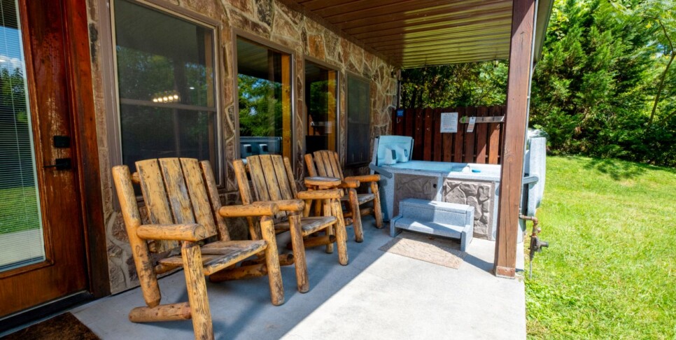 gatlinburg-cabin-rentals-three-bears-lodge-exterior