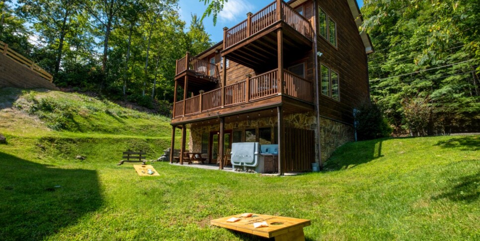 gatlinburg-cabin-rentals-three-bears-lodge-exterior