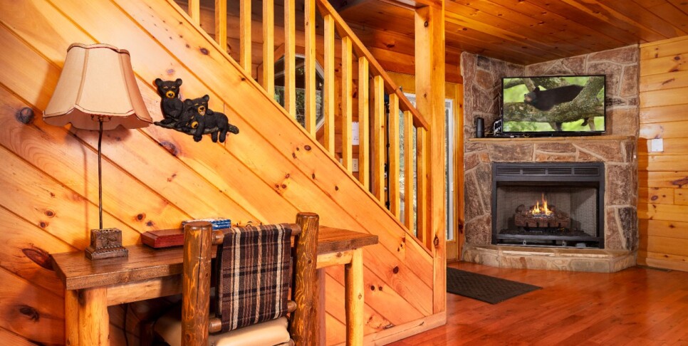 gatlinburg-cabin-rentals-three-bears-lodge-living-room