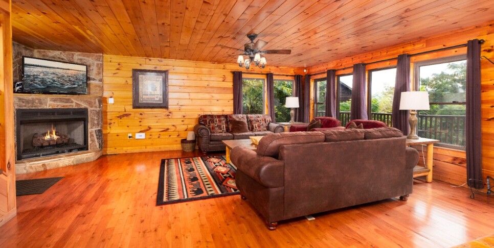 gatlinburg-cabin-rentals-three-bears-lodge-living-room