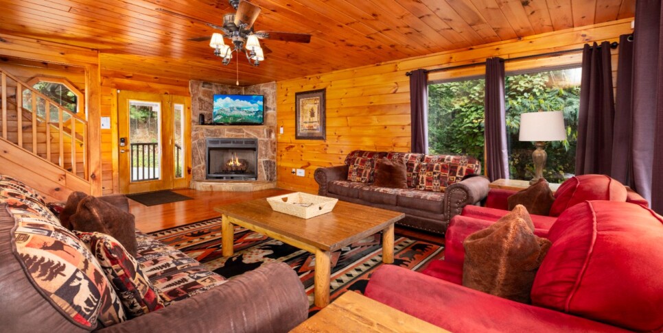 gatlinburg-cabin-rentals-three-bears-lodge-living-room