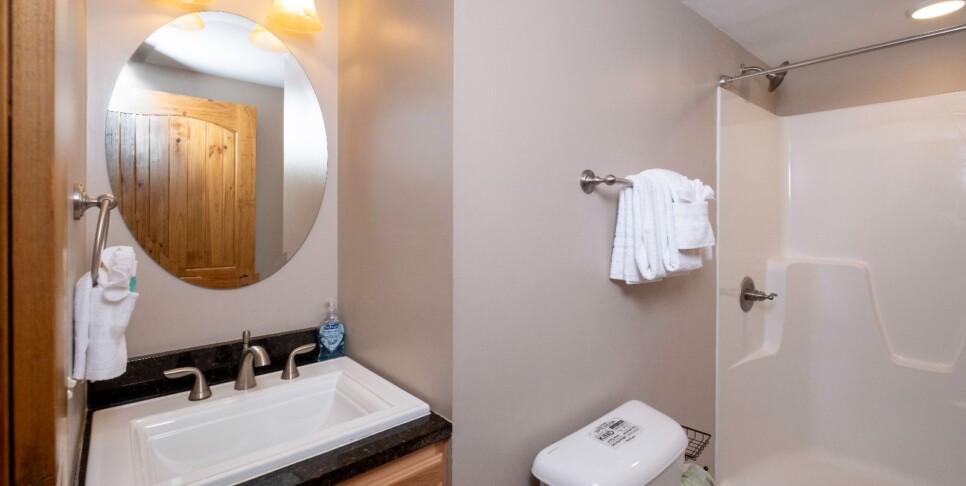 gatlinburg-moonstruck-bathroom
