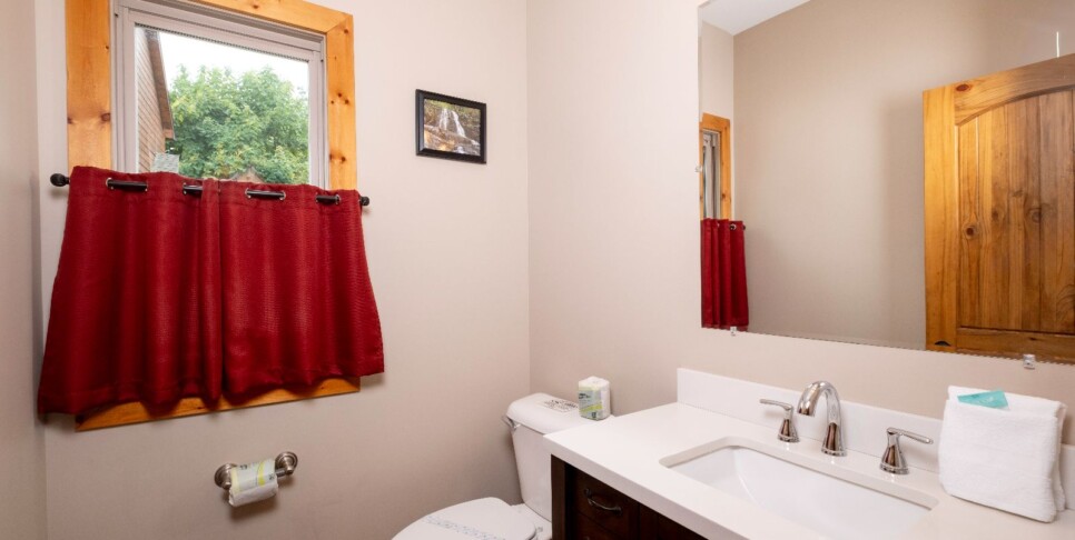 gatlinburg-moonstruck-bathroom