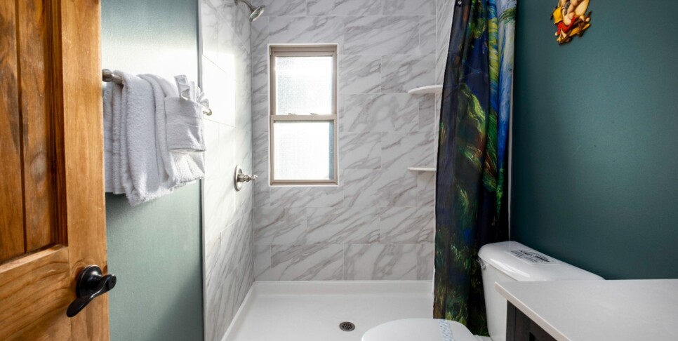 gatlinburg-moonstruck-bathroom