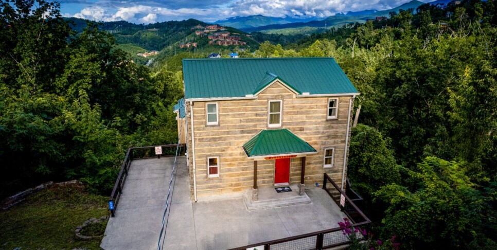 gatlinburg-moonstruck-exterior