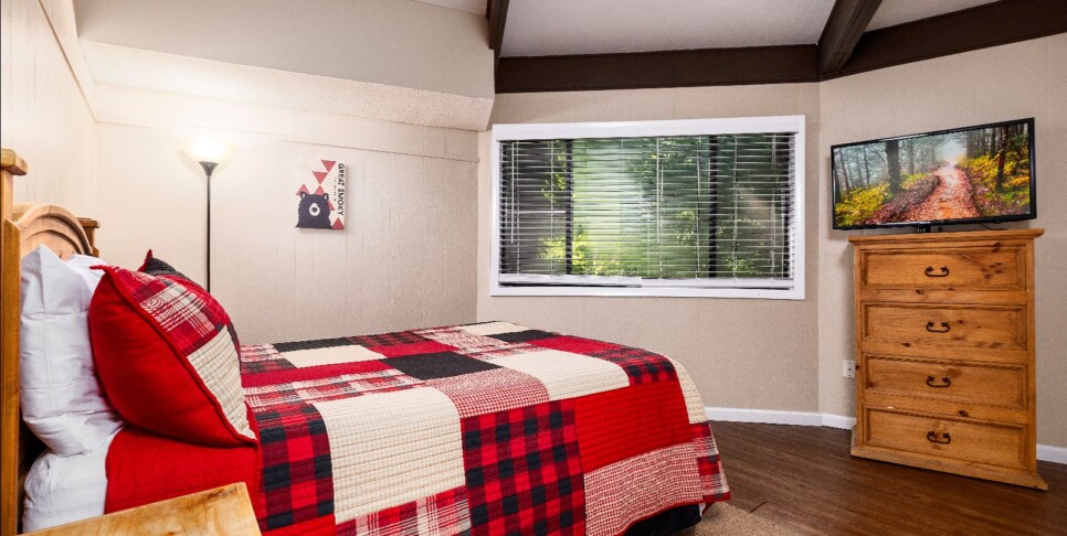 gatlinburg-hideaway-chalet-bedroom