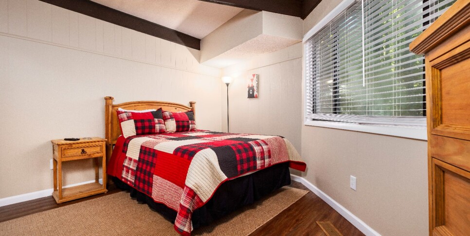 gatlinburg-hideaway-chalet-bedroom