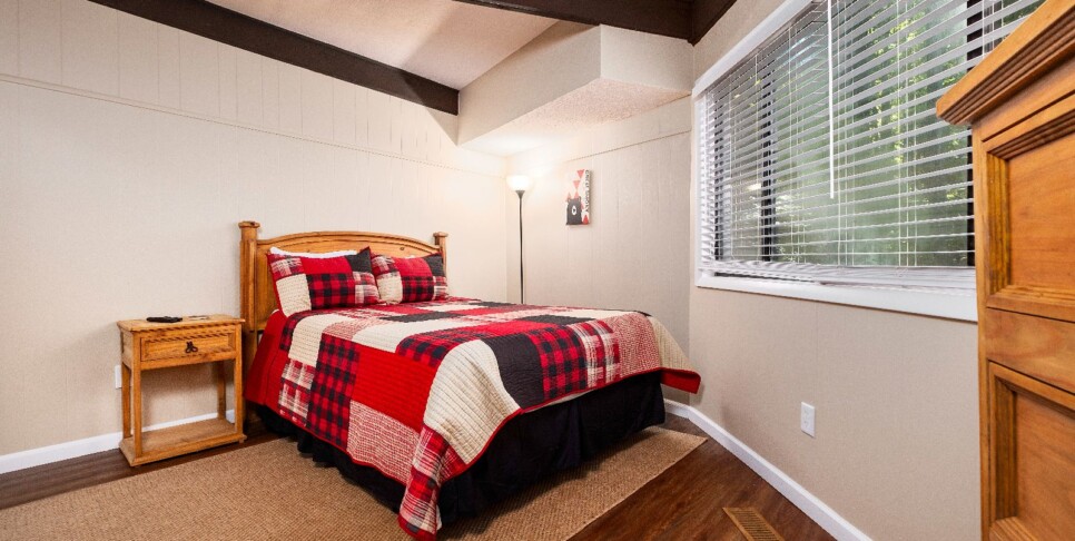 gatlinburg-hideaway-chalet-bedroom