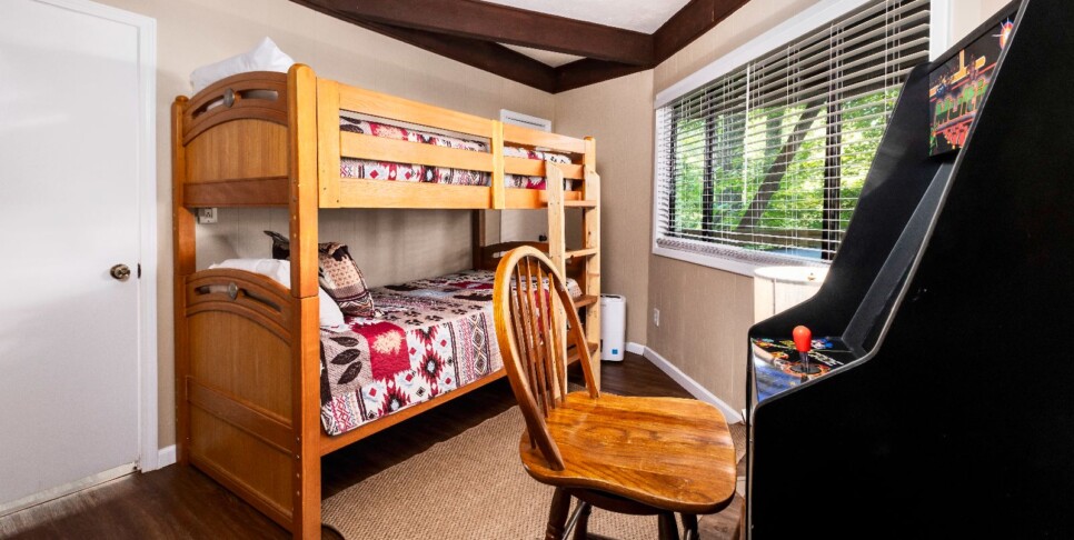 gatlinburg-hideaway-chalet-bedroom