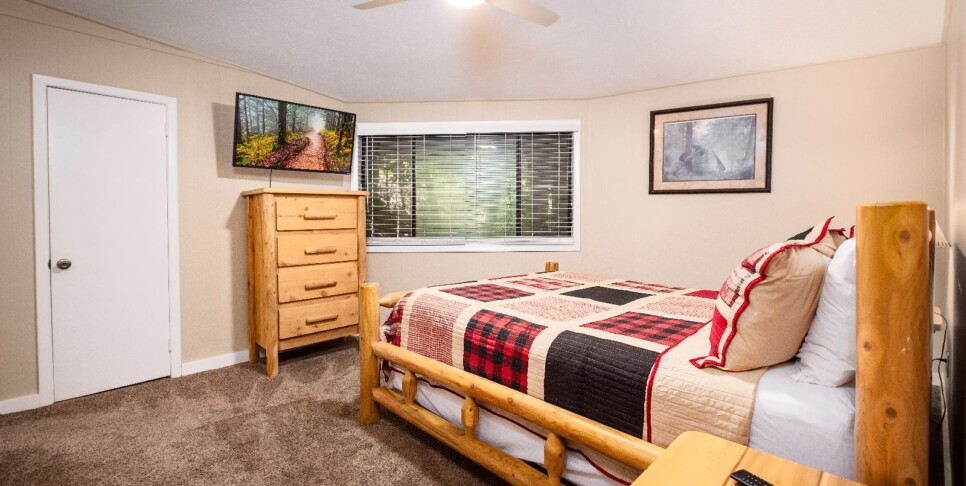 gatlinburg-hideaway-chalet-bedroom