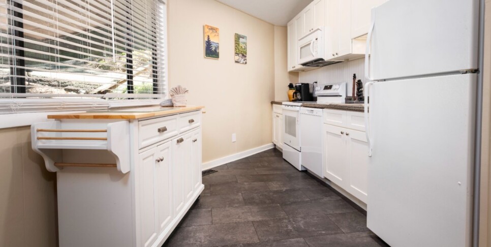 gatlinburg-hideaway-chalet-kitchen