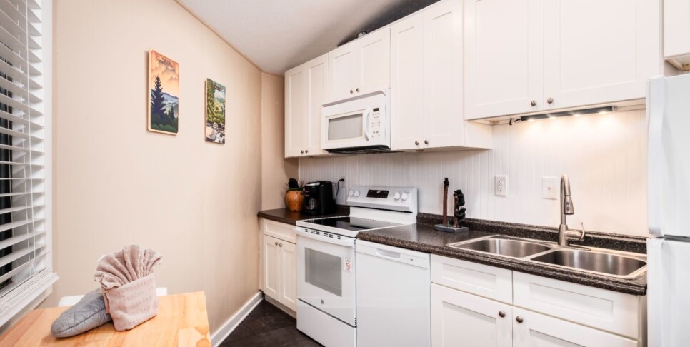 gatlinburg-hideaway-chalet-kitchen