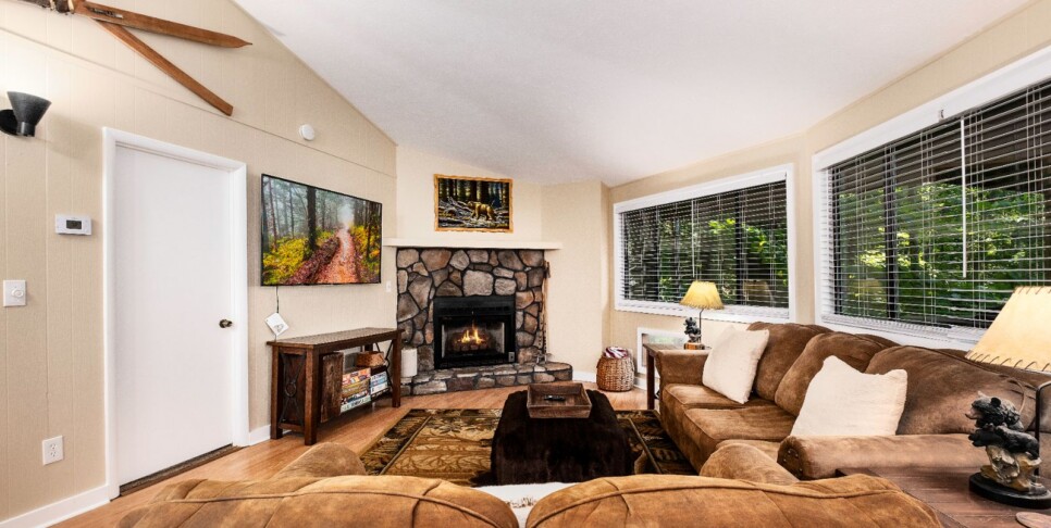 gatlinburg-hideaway-chalet-living-room