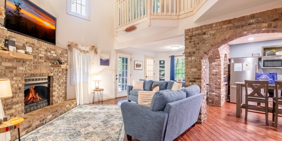 gatlinburg a beary active cabin living room