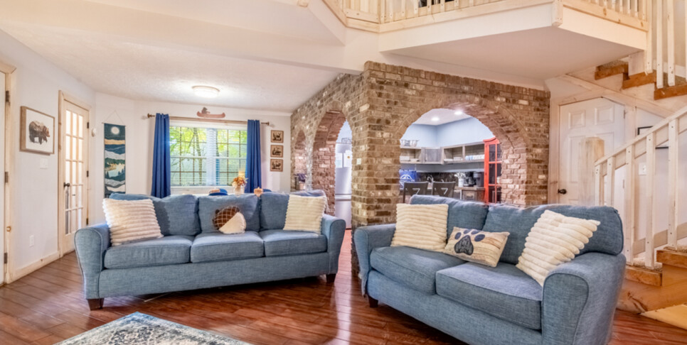 gatlinburg a beary active cabin living room